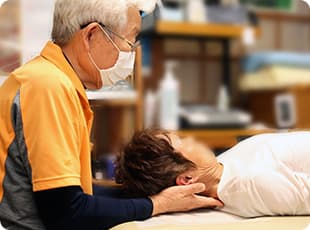 首の可動域・筋力の評価と施術