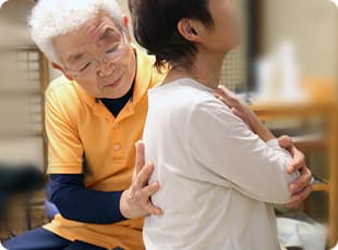 座位での可動域の確認